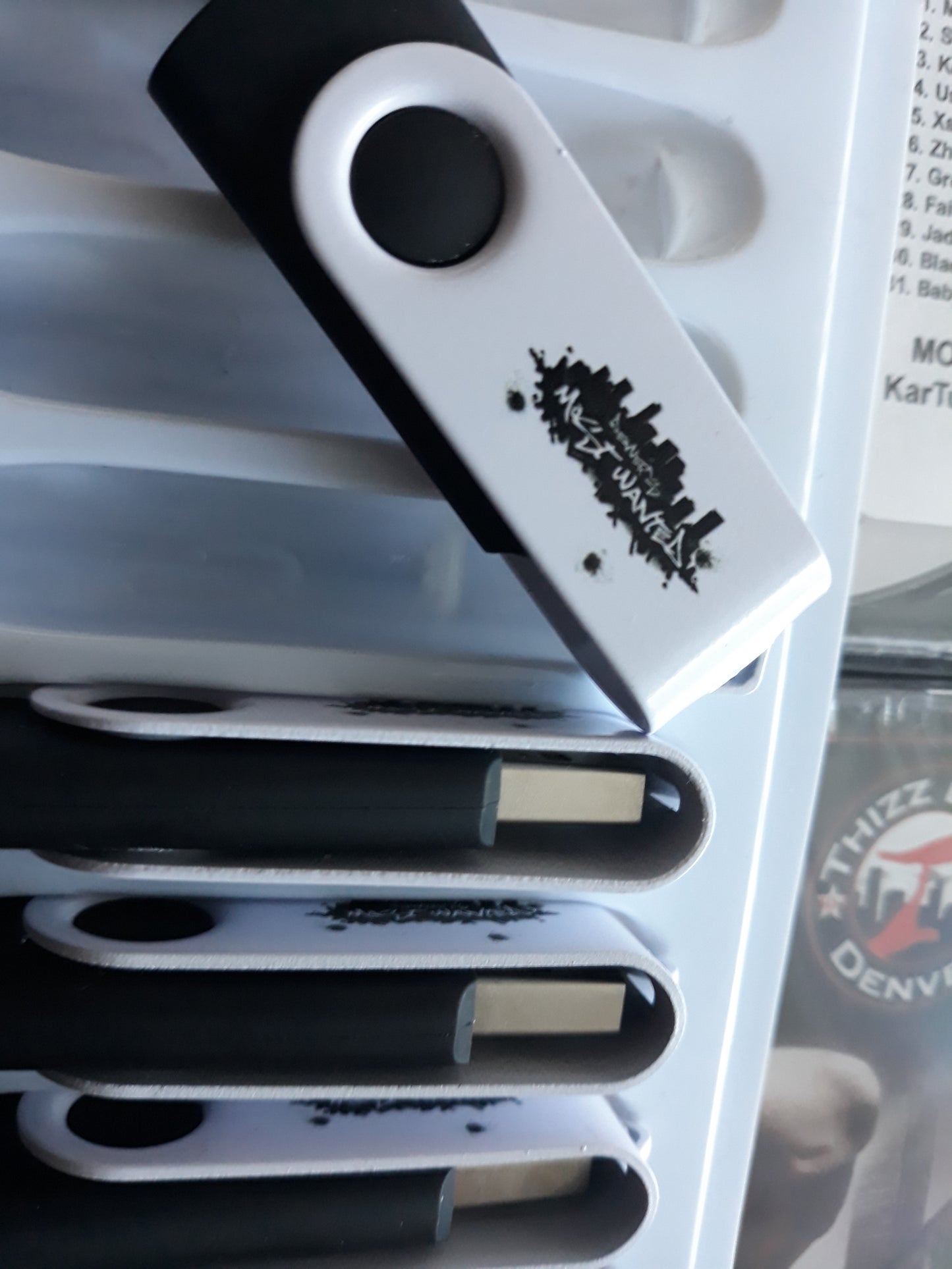 DENVERS MOST WANTED USB 2 OVER 900 SONGS , OLDIES, OLD SCHOOL , CLASSIC ROCK, COUNTRY, REGGATON, FREESTYLE, 2000'S HIPHOP, 2000'S RNB, TODAYS HIPHOP